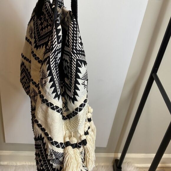 Woven Tribal Boho Style Tote Bag With Tassels - Picture 3 of 13